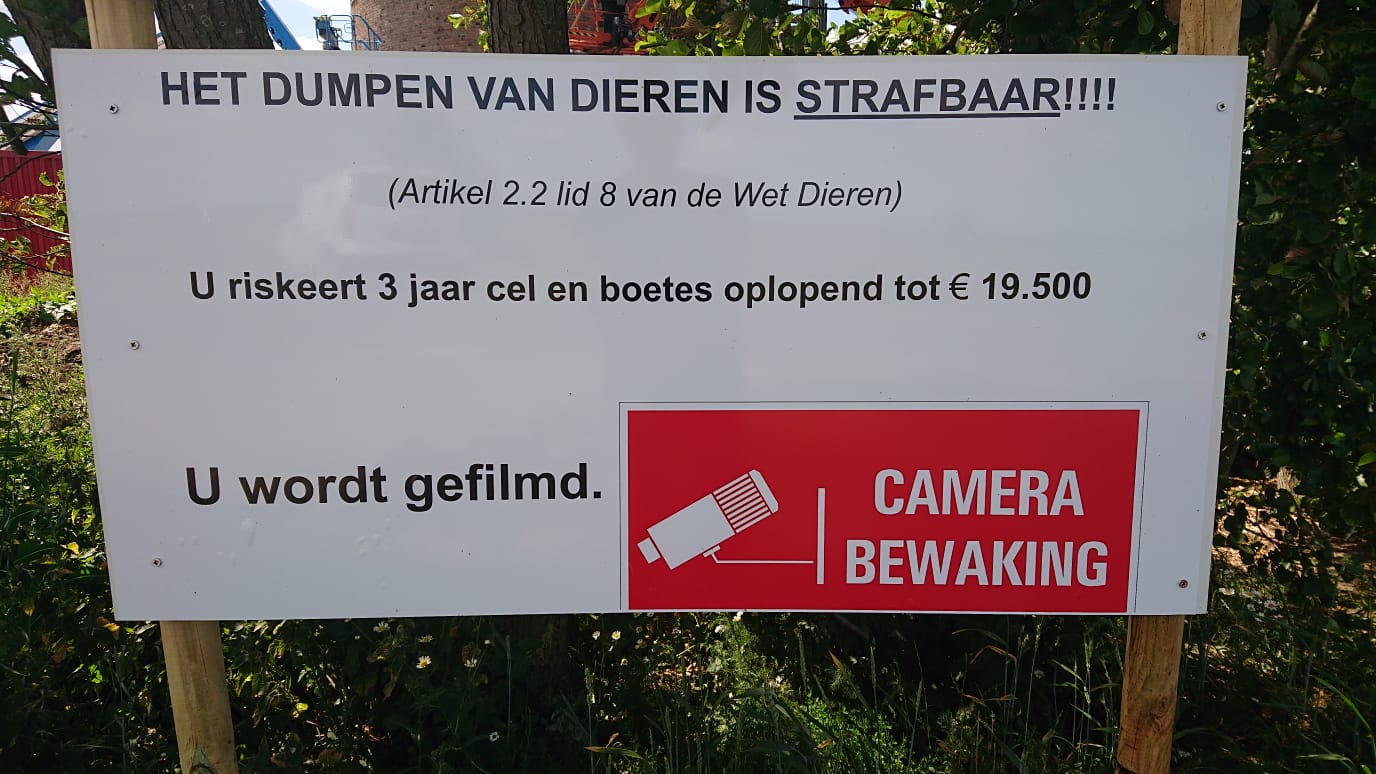 Waarschuwingsbord: Het dumpen van dieren is strafbaar, u wordt gefilmd